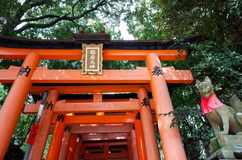 伏見稲荷大社の「千本鳥居」。朱色の鳥居がずらりと並び、奥へと続く幻想的な参道