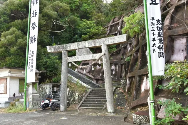 浪切神社 ハート 海 鳥居と岩山に沿った石段