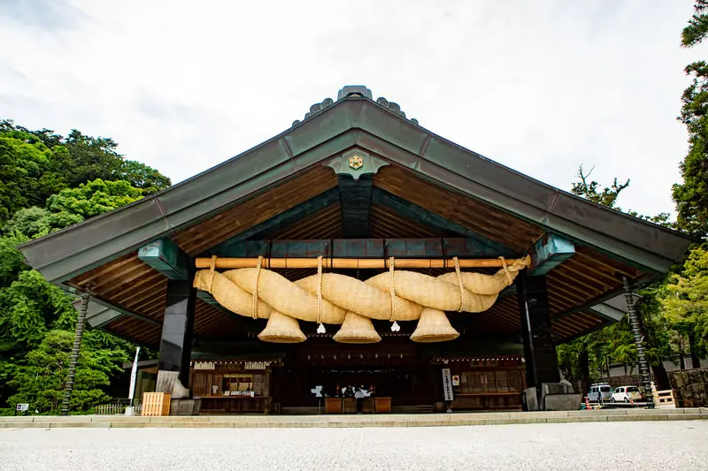 出雲大社神楽殿の正面に掛けられた巨大なしめ縄と、広がる屋根構造