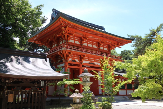 今宮神社の朱塗りの楼門と緑に囲まれた境内。穏やかな光が差し込む参拝入口。