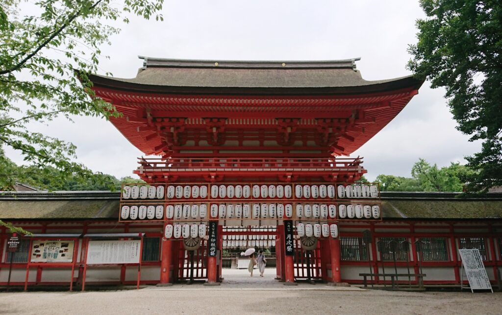 下鴨神社の楼門(正面から見た朱塗りの門と提灯)