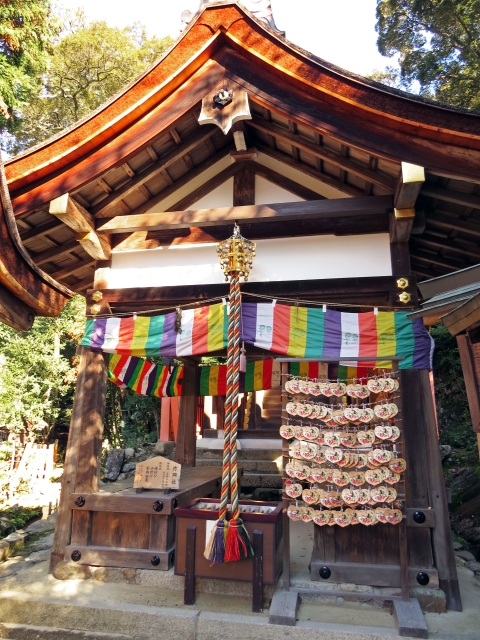 上賀茂神社の片岡社。正面に五色の布と鈴のついた綱、右側に多数の縁結び絵馬が掛かっている。
