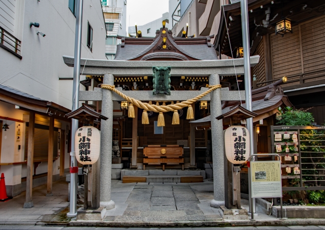 東京都中央区日本橋にある小網神社の正面。鳥居としめ縄が印象的な小さな社殿